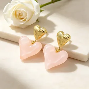 Boucles d'oreilles cœur vintage français avec motif doré et pendentifs cœur roses