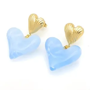 Boucles d'oreilles double cœur vintage en métal doré et gouttes en résine bleu clair.