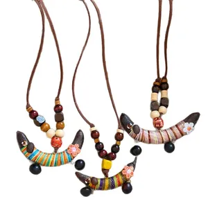 Colliers ethniques en perles de bois avec pendentifs en forme de pois colorés. Lot de 3.