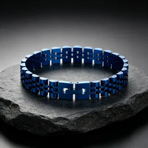 Bracelet à maillons en acier inoxydable bleu avec boucle de montre pour homme.