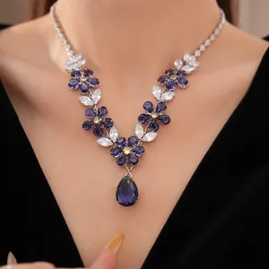 Detailansicht einer Vintage Blumenkette mit lila Zirkon und Wassertropfen-Anhänger