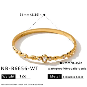 Vue détaillée d'un bracelet en acier inoxydable doré avec zircons et mesures