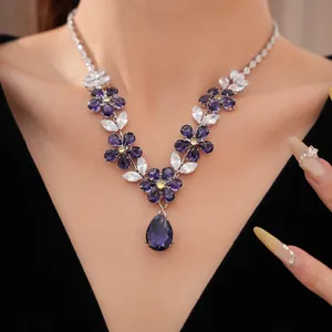 Detailaufnahme einer Vintage-Zirkon-Halskette mit lila tropfenförmigem Anhänger