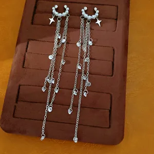 Elegante silberne Stern- und Perlenquasten-Clip-Ohrringe für Ohren ohne Löcher Detail