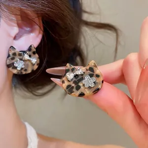 Retro-Ohrringe mit Leopardenmuster und funkelnden Strasssteinen im süßen Katzen-Design