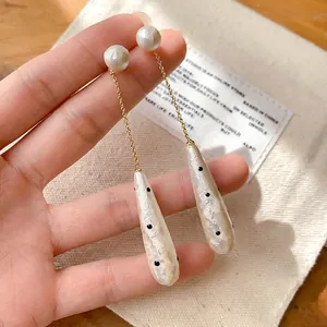Eleganti orecchini pendenti vintage a pois con perle a goccia e finitura dorata
