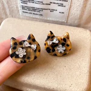 Retro-Ohrstecker mit Leopardenmuster, Katzenohren und funkelnden Strasssteinen