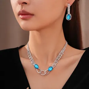 Luxe elegante sieradenset met blauwe ovale edelstenen en strass gedragen door model