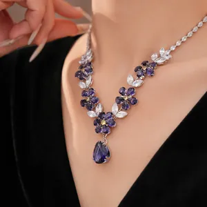 Detailansicht einer Vintage-Halskette mit lila Zirkonia-Blumen und großem Tropfenanhänger