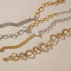 Vue détaillée de quatre bracelets en chaîne bicolores or et argent avec des breloques en zircon