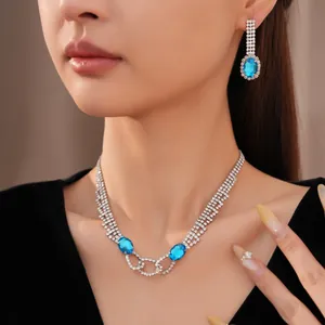 Detailansicht von luxuriösem blauen ovalen Edelstein-Halsketten- und Ohrring-Set