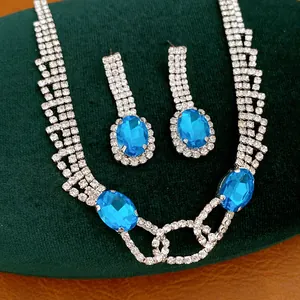 Detaillierte Ansicht des funkelnden blauen ovalen Strass-Halsketten und Ohrring-Schmucksets