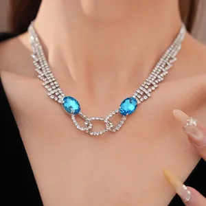 Elegante silberne Halskette mit ovalen blauen Strasssteinen in hochauflösender Nahaufnahme
