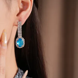 Nahaufnahme eleganter ovaler blauer Kristall-Ohrhänger mit funkelnden Strass