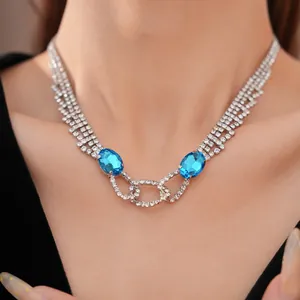 Elegantes Halsband mit blauen ovalen Steinen und dreireihiger Verzierung aus Strass