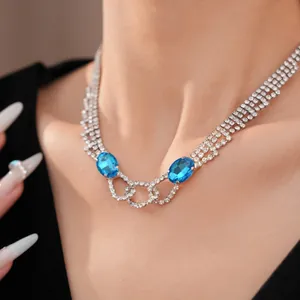 Nahaufnahme der eleganten mehrreihigen Strasshalskette mit ovalen blauen Edelsteinen