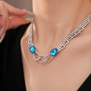 Detailaufnahme einer eleganten silberfarbenen Strasskette mit ovalen blauen Edelsteinen