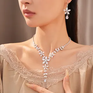 Elegante set di gioielli con collana e orecchini a forma di fiore e goccia di zircone argento