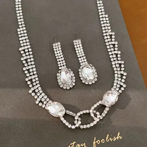 Luxuriöses silbernes Strass-Schmuckset mit ovalem Kristallanhänger Halskette und Ohrringen