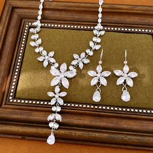 Dettaglio che mostra il brillante design a fiori e gocce di zirconi del set gioielli.