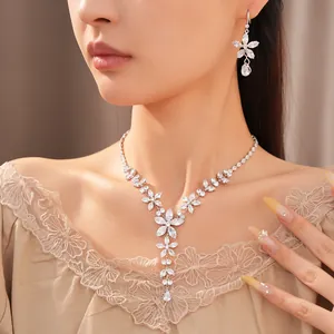 Primo piano elegante di un set di gioielli a fiore in zirconi scintillanti su una modella