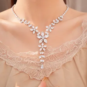 Elegante collana a fiori in argento con zirconi e ciondolo a goccia su una modella