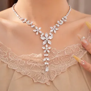 Elegante collana con pendente a fiore in zirconi per matrimoni e abiti da sera