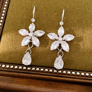 Eleganti orecchini a fiore in zircone con brillanti gocce di cristallo a forma di pera.