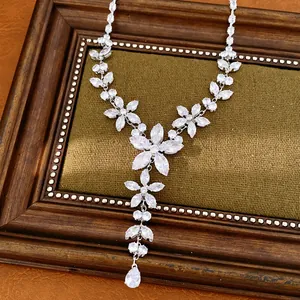 Vista dettagliata di una collana floreale in argento con brillanti zirconi marquise