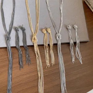 Detailweergave van de geknoopte kettingkwastjes ketting en oorbellen set in drie kleuren