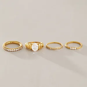 Juego de anillos de acero inoxidable dorados con piedras de circonita cúbica
