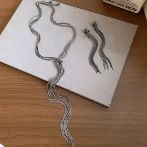 Gedetailleerd overzicht van minimalistische geknoopte ketting kwastjes sieradenset