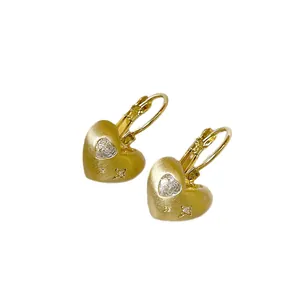 Elegantes pendientes de corazón bañados en oro de 18k con circonitas