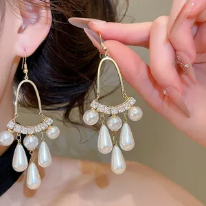 Gros plan élégant de boucles d'oreilles en perles de style français avec zircon.