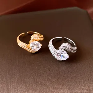 Makro-Detailaufnahme von 18k vergoldeten ovalen Zirkon-Ringen in Gold und Silber