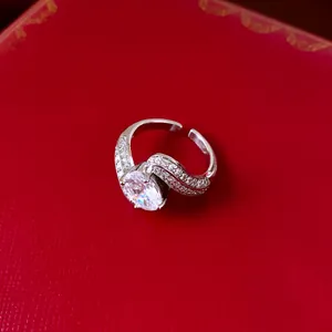 Detailansicht eines eleganten Zirkonia-Rings mit Pavé-Besatz auf rotem Hintergrund