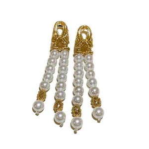 Boucles d'oreilles dorées élégantes avec pompons de perles à deux couches raffinées