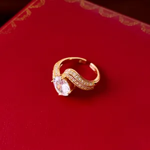Nahaufnahme des eleganten 18k vergoldeten Rings mit einem funkelnden ovalen Zirkonia