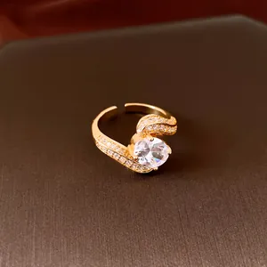 Detailansicht eines eleganten vergoldeten 18-Karat-Zirkonia-Rings, verstellbar.