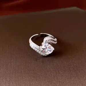 Makroaufnahme eines ovalen Zirkonia-Steins auf einem versilberten verstellbaren Ring.