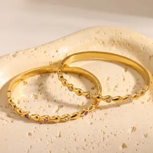 Nahaufnahme von 18 Karat vergoldeten Edelstahlarmbändern mit bunten Strasssteinen