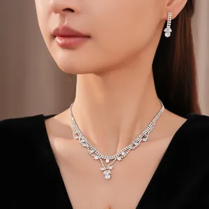 Elegantes silbernes funkelndes Zirkon Wassertropfen Anhänger Halskette und Ohrringe Schmuckset
