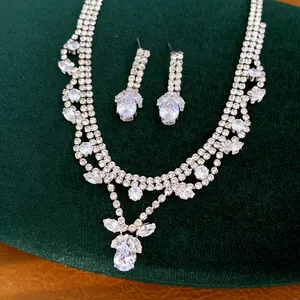 Detailansicht eines eleganten Zirkon-Schmucksets mit Wassertropfen-Halskette und Ohrringen