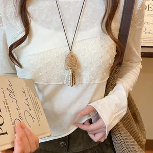 Retro ketting met houten vis hanger en kralen kwastjes aan een lang koord