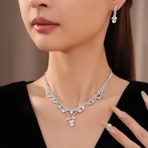 Detailansicht eines eleganten silbernen Zirkon-Tropfen-Halsketten- und Ohrring-Sets