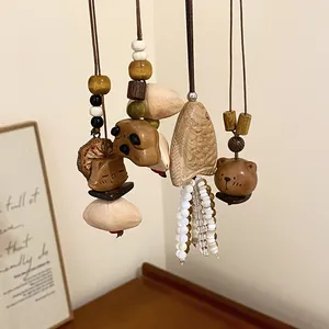 Close-up van handgemaakte houten dierenhangers met beer-, kat- en visontwerpen