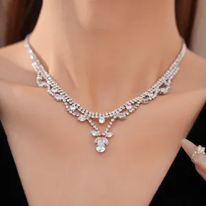 Elegante Nahaufnahme einer silbernen Zirkonia-Halskette mit einem schimmernden Tropfenanhänger