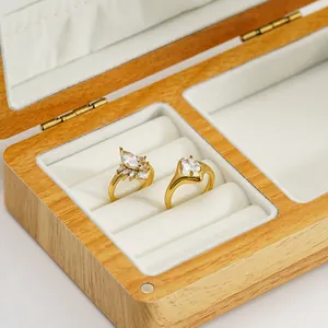 Gros plan de bagues en acier inoxydable plaqué or 14 carats avec cristaux dans une boîte