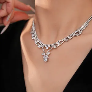 Nahaufnahme einer eleganten Halskette mit Zirkonia-Wassertropfen und Strasssteinen