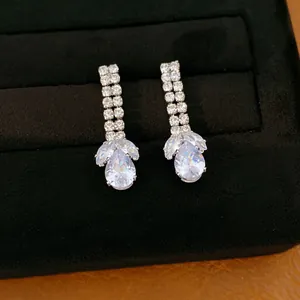 Detailaufnahme eleganter Tropfenohrringe mit Zirkonia und funkelnden Strassreihen.